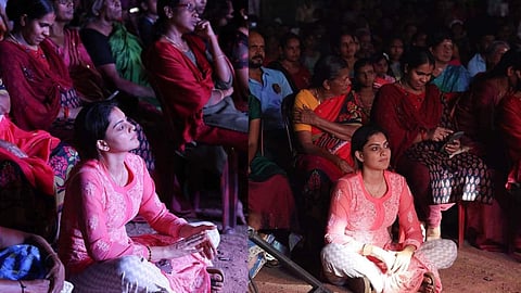 നാട്ടിലെ ഉത്സവത്തിന് നിലത്തിരുന്ന് നാടകം കണ്ട് അനുശ്രീ; വൈറലായി ചിത്രങ്ങൾ