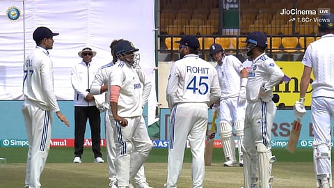 സര്ഫറാസ് ഡിആര്എസ് എടുക്കാന് രോഹതിനോടു ആവശ്യപ്പെടുന്നു