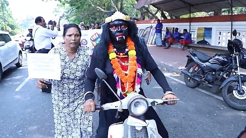 ഡ്രൈവിങ് പരിശീലനത്തിന്റെ പേരില് ഏര്പ്പെടുത്തിയ കരിനിയമങ്ങള്ക്കെതിരെ ഡൈവിങ് സ്കൂള് ഉടമകള് പ്രത്യക്ഷ സമരത്തിലേക്ക്