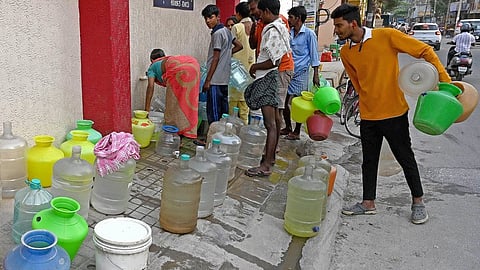 കടുത്ത ജലക്ഷാമത്തെത്തുടര്ന്ന് പൊതുവഴിയിലെ പൈപ്പില് നിന്ന് വെള്ളം ശേഖരിക്കാനെത്തിയവര്