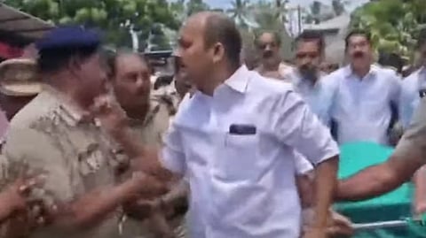 പ്രതിഷേധത്തിനിടെ കോൺഗ്രസ് പ്രവർത്തകരും പൊലീസും തമ്മിലുള്ള ഉന്തും തള്ളും