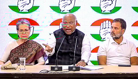 കോണ്ഗ്രസിനെ തകര്ക്കാന് പ്രധാനമന്ത്രിയുടെ ആസൂത്രിതശ്രമമെന്ന് കോണ്ഗ്രസ്