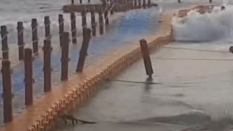 വര്ക്കലയില് തകര്ന്ന ഫ്ളോട്ടിങ് ബ്രിഡ്ജ്