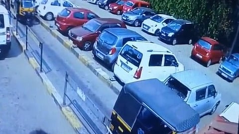 തൃശൂര് റെയില്വേ സ്റ്റേഷനിലെ പാര്ക്കിങ് ഗ്രൗണ്ടില് നിര്ത്തിയിട്ടിരുന്ന കാറിന്റെ  പിന്നിലെ ഗ്ലാസ്സ്  പൊട്ടിത്തെറിച്ചപ്പോള്.