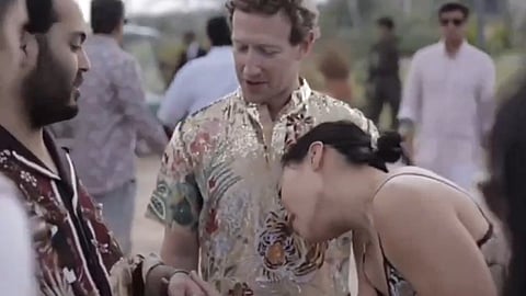 സക്കര്ബര്ഗും ഭാര്യയും അനന്ദ് അംബാനിക്കൊപ്പം