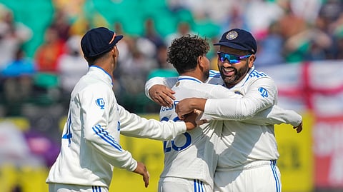 കുൽദീപിനെ അഭിനന്ദിക്കുന്ന രോഹിത്