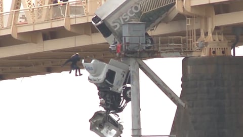 പാലത്തിൽ തൂങ്ങിക്കിടന്ന ട്രക്കിൽ നിന്ന് ഡ്രൈവറെ രക്ഷിക്കുന്ന ദൃശ്യം