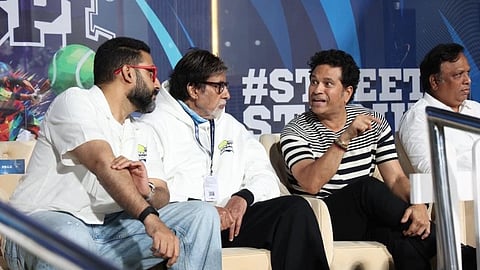 സച്ചിനും അഭിഷേകിനും ഒപ്പമിരുന്ന്ഐഎസ്പിഎല് ഫൈനല് മത്സരം 
കാണുന്ന അമിതാഭ് ബച്ചന്