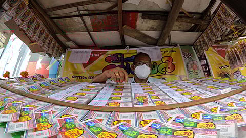 KZ 886529 എന്ന നമ്പറിലുള്ള ടിക്കറ്റിനാണ് ഒന്നാം സമ്മാനമായ 80ലക്ഷം രൂപ