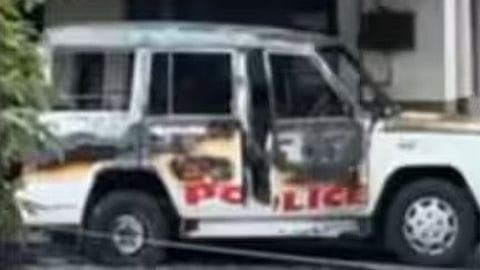 കത്തി നശിച്ച വാഹനം