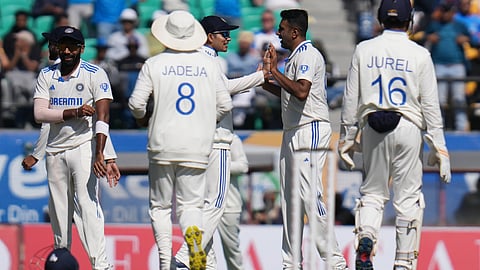 അശ്വിന് വിക്കറ്റ് നേട്ടം ആഘോഷിക്കുന്നു