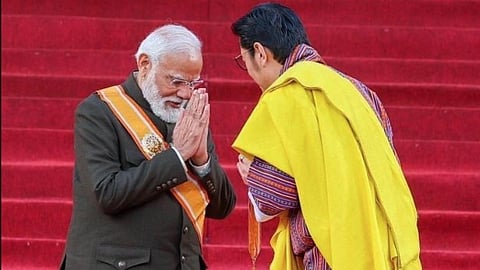 നരേന്ദ്ര മോദി പുരസ്കാരം ഏറ്റുവാങ്ങുന്നു