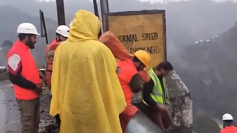 കശ്മീരിൽ അപകടത്തിൽപ്പെട്ടവർക്കായുള്ള രക്ഷാപ്രവർത്തനം