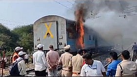 മുംബൈ- ഗൊരഖ്പൂര് ഗോദാന് എക്സ്പ്രസിന് തീപിടിച്ചു