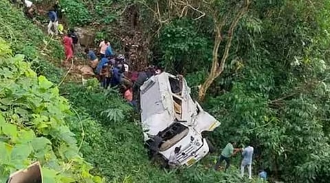 അടിമാലി മാങ്കുളം ആനക്കുളത്തിന് സമീപം വിനോദസഞ്ചാരികൾ സഞ്ചരിച്ച വാഹനം മറിഞ്ഞ് രണ്ടുപേർ മരിച്ചു.