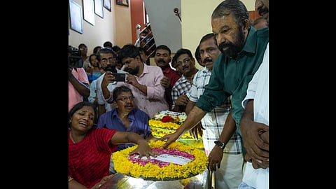 അനന്തുവിന് മന്ത്രി വി ശിവൻകുട്ടി അന്തിമോപചാരം അർപ്പിക്കുന്നു