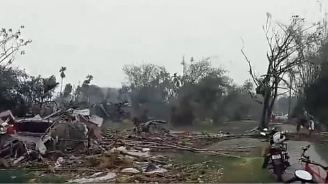 ജൽപായ്ഗുരിയുടെ പല ഭാഗങ്ങളിലും ശക്തമായ മഴയും കാറ്റും വീശിയടിച്ചു. വീടുകൾക്കും കെട്ടിടങ്ങൾക്കും നാശനഷ്ടം സംഭവിച്ചു