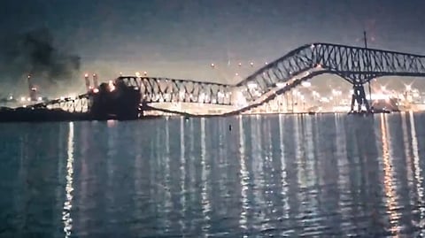 അമേരിക്കയിലെ ബാള്ട്ടി മോറില് പാലം കപ്പലിടിച്ച് തകര്ന്നു.