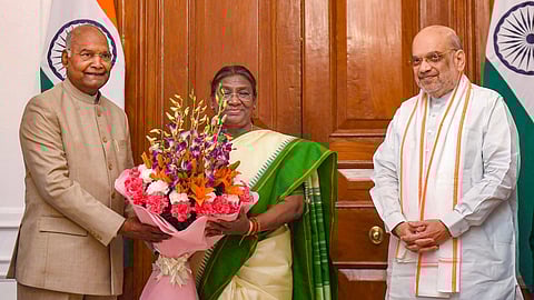 ഒരു രാജ്യം ഒറ്റ തെരഞ്ഞെടുപ്പു സമിതി റിപ്പോര്ട്ട് നല്കാന് റാംനാഥ് കോവിന്ദ് രാഷ്ട്രപതി ദ്രൗപദി മുര്മുവിനെ സന്ദര്ശിച്ചപ്പോള്, ആഭ്യന്തര മന്ത്രി അമിത് ഷാ സമീപം