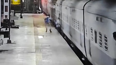 യാത്രക്കാരനെ ആർപിഎഫ് ഉദ്യോഗസ്ഥൻ രക്ഷിക്കുന്ന ദൃശ്യം