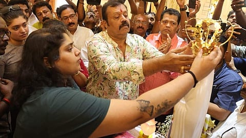 ലൂര്ദ് മാതാവിന് സ്വര്ണ കിരീടം സമര്പ്പിക്കുന്ന സുരേഷ് ഗോപിയും മകളും