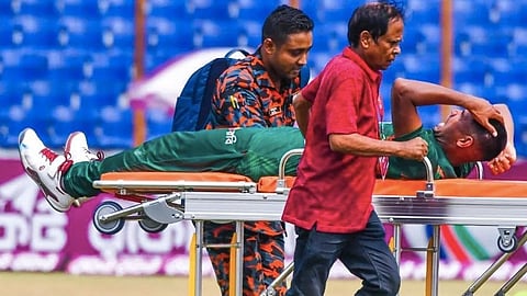 പരിക്കേറ്റതിനെ തുടര്ന്നു സ്ട്രേക്ചറില് മസ്തഫിസുറിനെ മാറ്റുന്നു