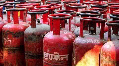 പ്രധാനമന്ത്രി ഉജ്ജ്വല പദ്ധതി പ്രകാരമുള്ള എല്പിജി സിലണ്ടറിന്റെ സബ്സിഡി ഒരുവര്ഷത്തേക്ക് കൂടി നീട്ടി കേന്ദ്ര സര്ക്കാര്.