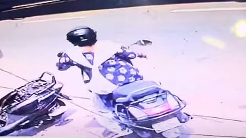 സ്കൂട്ടറിൽ ഇരുന്ന സ്ത്രീ പൊട്ടി വീണ കേബിളിൽ കുരുങ്ങുന്ന ദൃശ്യം