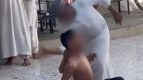 മദ്രസ അധ്യാപകന് വിദ്യാര്ഥിയെ ക്രുരമായി മര്ദിക്കുന്നു