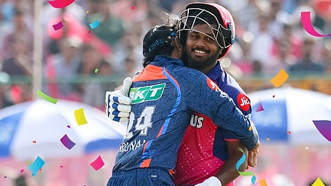 സഞ്ജു സാംസണെ കെട്ടിപ്പിടിക്കുന്ന ലഖ്നൗ താരം ക്രുണാല് പാണ്ഡ്യ