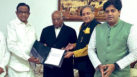 കോണ്ഗ്രസ് മാനിഫെസ്റ്റോ കമ്മറ്റി തയ്യാറാക്കിയ കരട് പ്രകടന പത്രിക കോണ്ഗ്രസ് അധ്യക്ഷന് മല്ലികാര്ജുന് ഗാര്ഖെയ്ക്ക് പി ചിദംബരം കൈമാറി