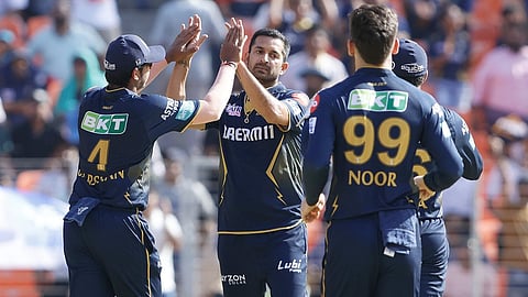 മോഹിത് ശര്മയെ സഹ താരങ്ങള് അഭിനന്ദിക്കുന്നു