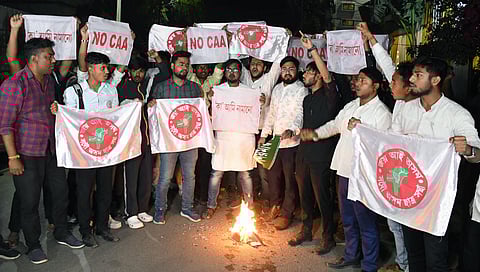 അസമില് വിദ്യാര്ത്ഥികൾ സിഎഎയുടെ പകര്പ്പ് കത്തിച്ച് പ്രതിഷേധിക്കുന്നു