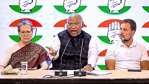 മല്ലികാര്ജുന് ഖാര്ഗെ, സോണിയാഗാന്ധി, രാഹുല്ഗാന്ധി എന്നിവര്