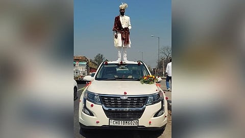 ഉത്തര്പ്രദേശിലെ സഹന്പൂരില് കാറിന് മുകളില് പ്രതിമ പോലെ നിന്ന് ഫോട്ടോ എടുത്ത വരനെതിരെ കേസ്