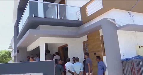 മൂന്ന് പേരെ മരിച്ചനിലയില് കണ്ടെത്തിയ വീട്