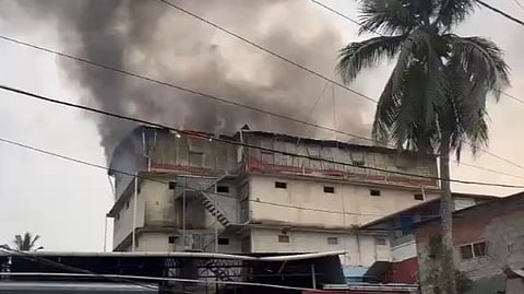 കലൂരില് ഗൃഹോപകരണ ഗോഡൗണില് വന് തീപിടിത്തം