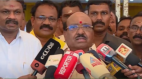 വെള്ളാപ്പള്ളി നടേശൻ മാധ്യമങ്ങളോട് സംസാരിക്കുന്നു