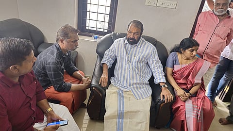 വി ശിവന്കുട്ടി സിദ്ധാര്ഥന്റെ വീട്ടിലെത്തിയപ്പോള്