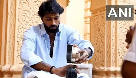 hardik pandya folds hands resorts to-prayers at somnath temple