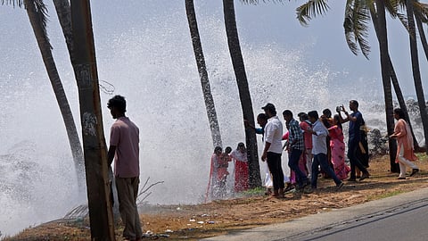 തിരുവനന്തപുരത്തുണ്ടായ അപ്രതീക്ഷിത കടലാക്രമണം