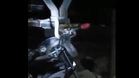 ബൈക്കിൽ ചുറ്റിപ്പിണഞ്ഞ് കിടന്ന് മൂർഖൻ പാമ്പ്