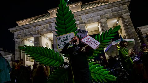 പുതിയ നിയമം കൊണ്ടുവന്നതിന്റെ സന്തോഷം പങ്കിടുന്ന യുവാക്കള്, ബെര്നിലെ ബ്രാന്ഡന്ബെര്ഗ് ഗേറ്റിന് മുന്വശത്ത് നിന്നുള്ള ദൃശ്യം