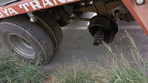 ഓടിക്കൊണ്ടിരുന്ന കണ്ടെയ്നര് ലോറിയുടെ ടയര് ഊരിതെറിച്ചുണ്ടായ അപകടത്തില് യുവാവ് മരിച്ചു