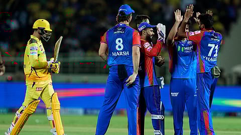 സമീര് റിസ്വിയുടെ വിക്കറ്റ് ആഘോഷിക്കുന്ന ഡല്ഹി