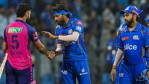 റിയാന് പഗിനെ അഭിനന്ദിക്കുന്ന ഹര്ദിക്. രോഹിത് ശര്മ സമീപം