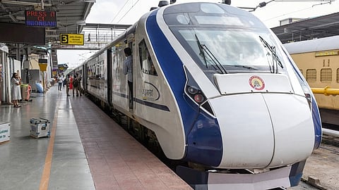 woman and man jump to death in front of Vande bharat in Pattambi