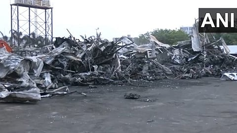 തീപിടിത്തതില് പൂര്ണമായി തകര്ന്ന കെട്ടിടത്തിന്റെ അവശിഷ്ടങ്ങള്