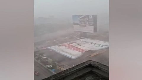 മുംബൈ ഘാഡ്കോപ്പറില് പെട്രാള് പമ്പിന് മുകളില് കൂറ്റന് പരസ്യബോര്ഡ് തകര്ന്ന് വീണ് മൂന്ന് മരണം