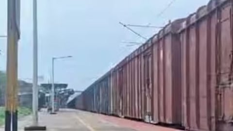 പാസഞ്ചർ വരേണ്ട പ്ലാറ്റ്ഫോമിൽ ചരക്ക് ട്രെയിൻ നിർത്തിയിട്ട് ലോക്കോ പൈലറ്റ് പോയി; ആശയക്കുഴപ്പത്തിലായി യാത്രക്കാർ